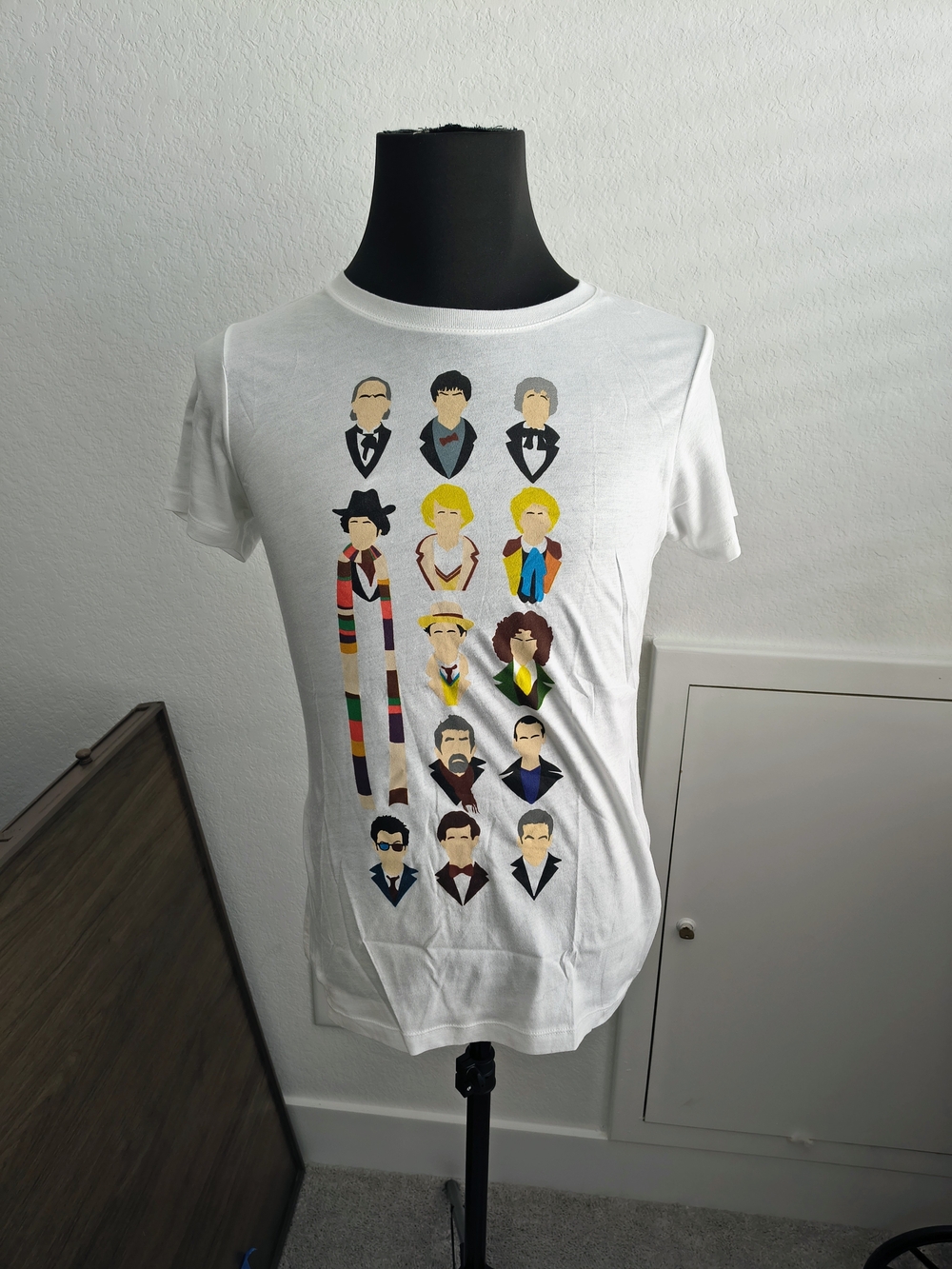 White Doctor Who T-shirt multiple Doctors 1-12, size L